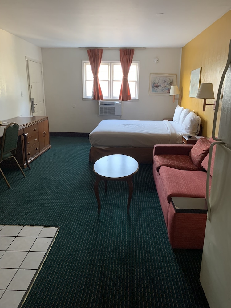 Room, 1 King Bed, Non Smoking - Photo 6