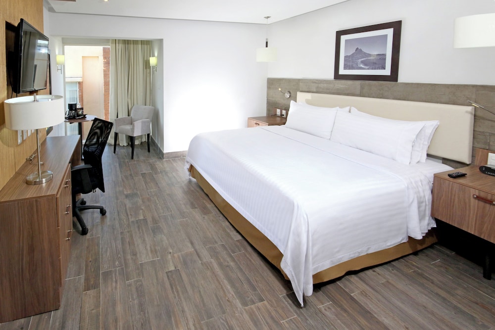 Premium Room, 1 King Bed - Photo 2