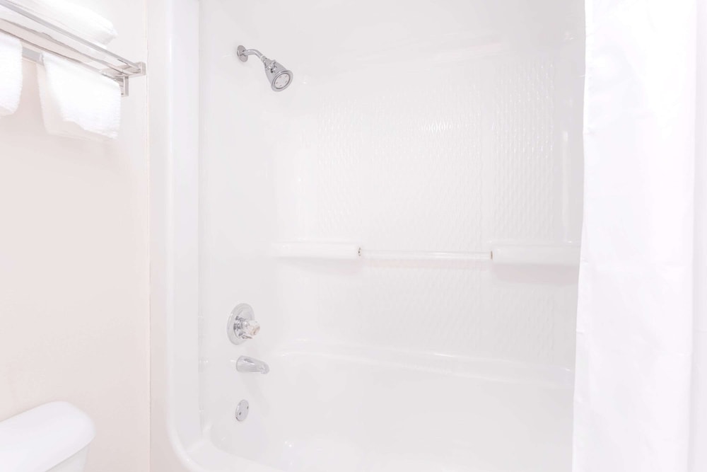 1 King Bed, Mobility Accessible Room, Bathtub w/ Grab Bars, Non-Smoking - Photo 6