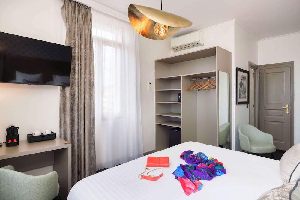 Deluxe Room, 1 Queen Bed, Non Smoking, Sea View - Photo 3