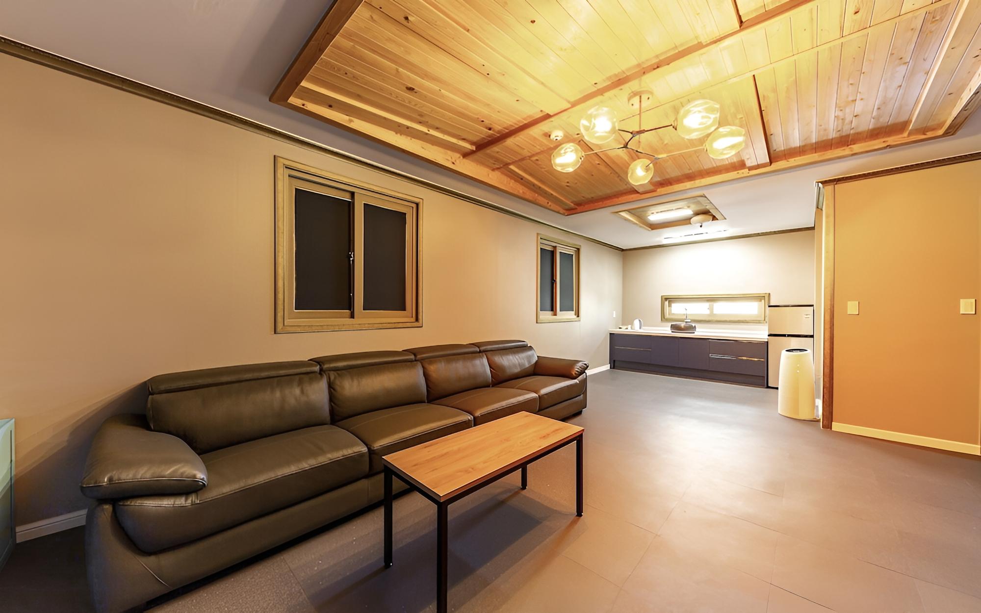 Room (Suite (inquiry about accommodation)) - Photo 1