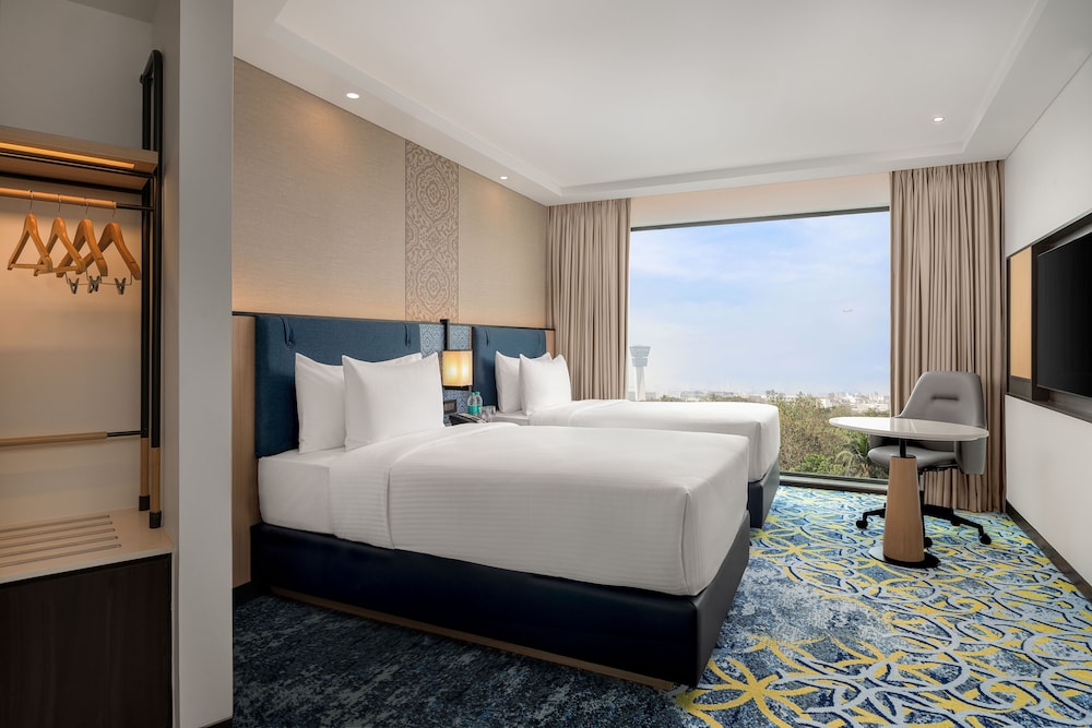 Deluxe Room, 2 Twin Beds (Runway View)