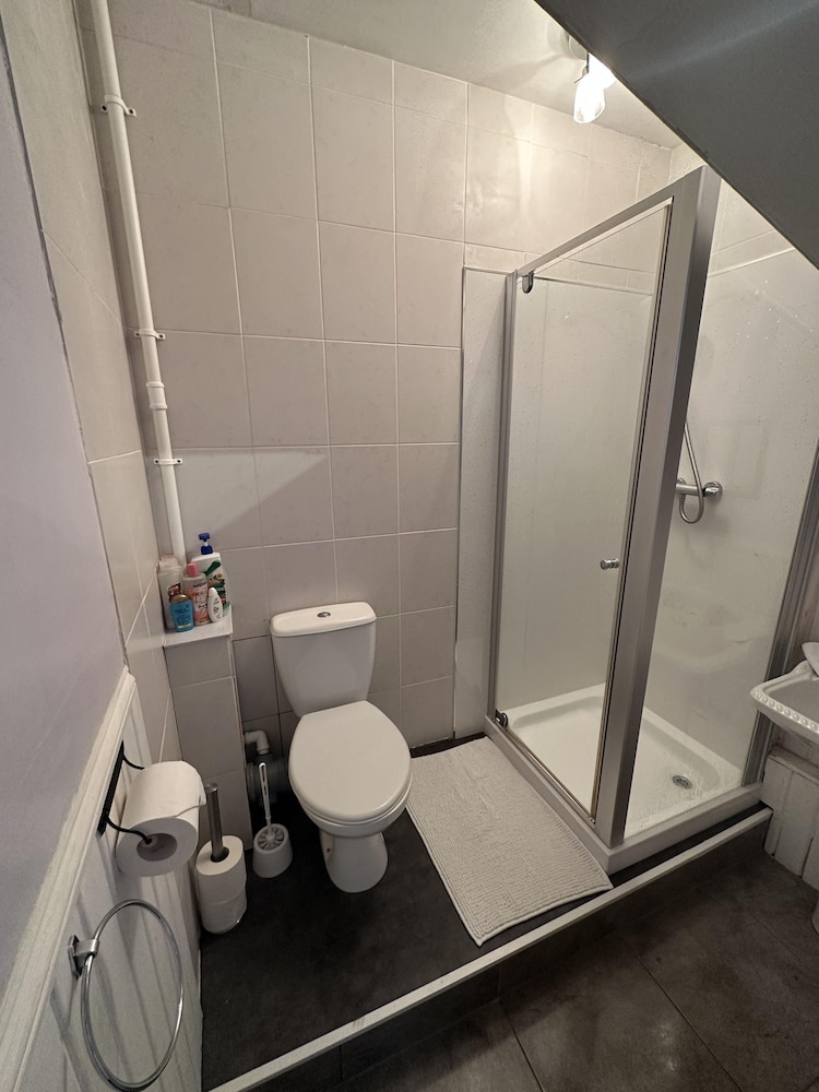 Family Quadruple Room, Ensuite, City View (4 Person) thumbnail 5