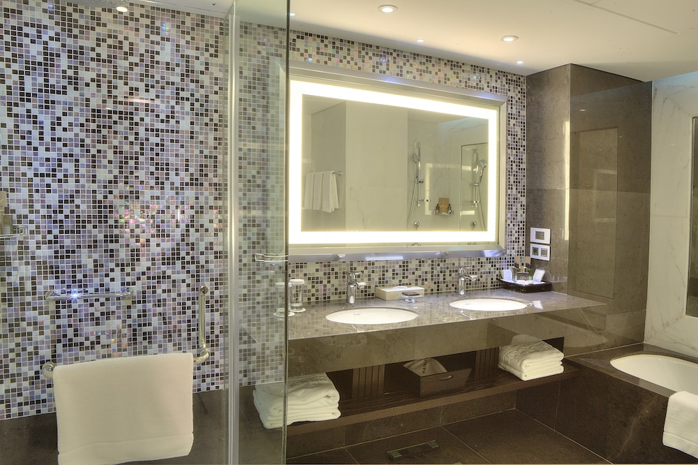 Suite, 1 King Bed, Terrace (PRESTIGE) photo 3