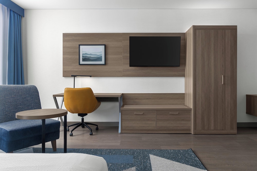 Standard Room, 2 Queen Beds, Mobility Accessible thumbnail 6