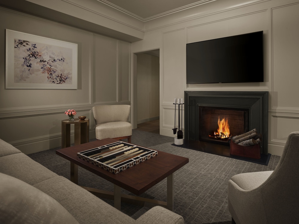 Classic Suite, Fireplace (with Roll-In Shower)
