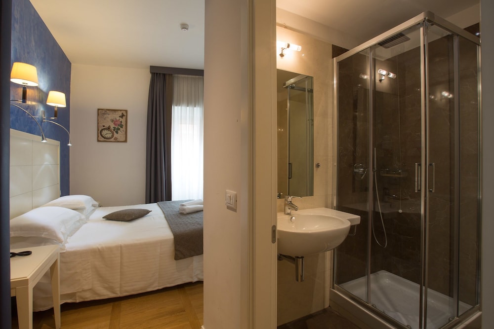 Comfort Twin Room thumbnail 5
