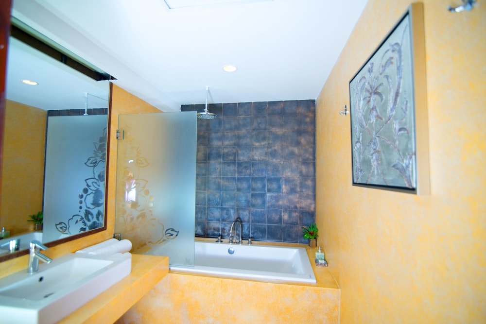 Suite, 1 King Bed, River View photo 2