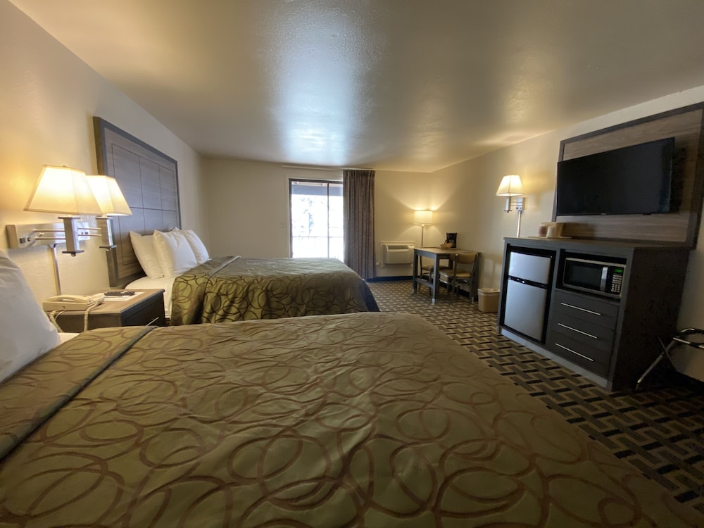 Deluxe Room, 2 Queen Beds, Non Smoking - Photo 1