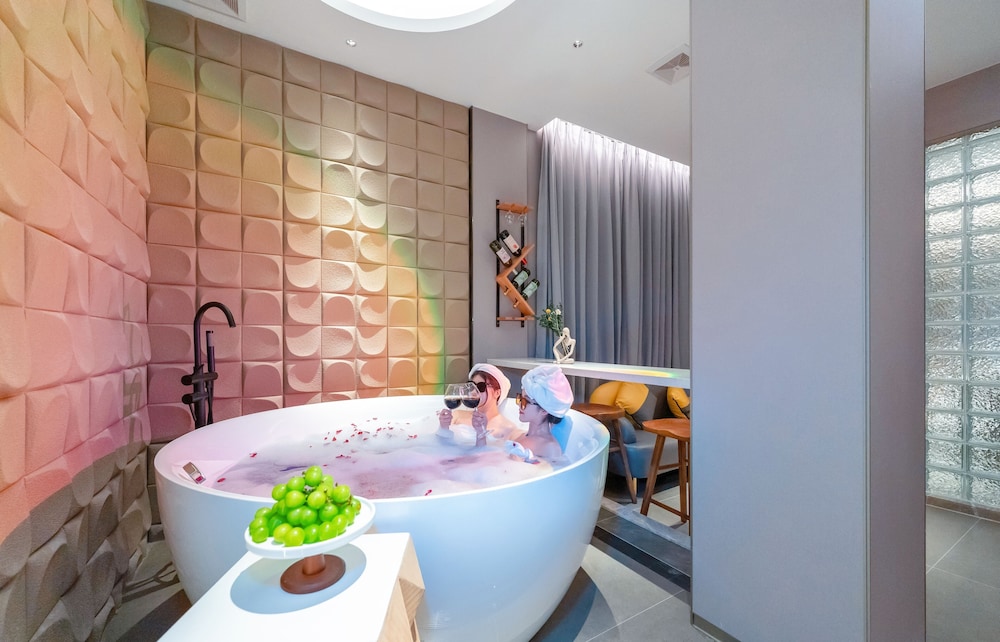 Design Room, 1 King Bed