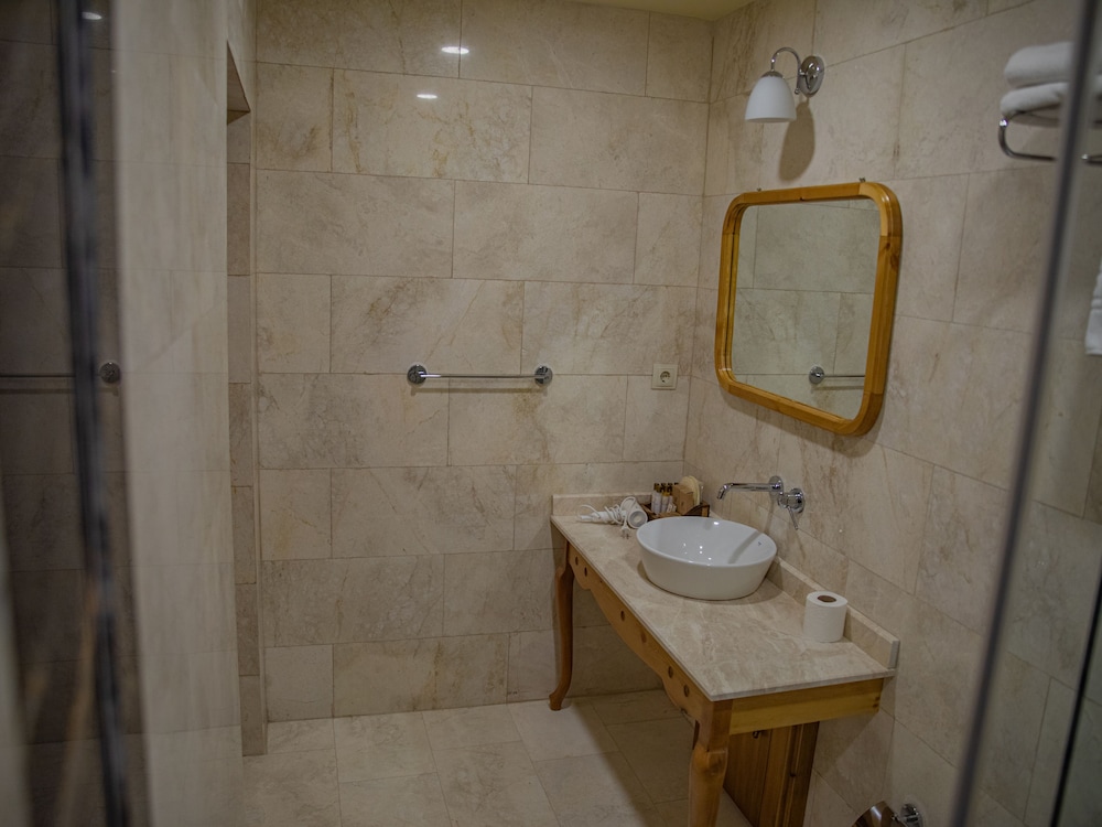 Stone Deluxe Room with Balcony - Photo 7