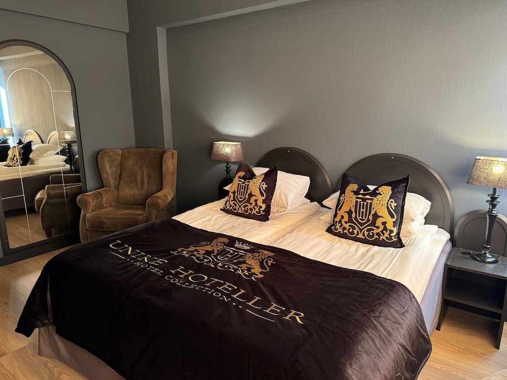 Double Room, 2 Twin Beds (Above restaurant & pub)