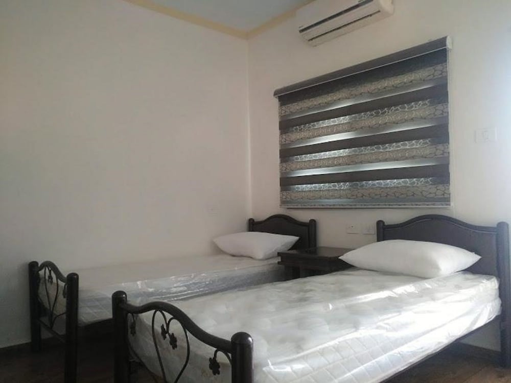 Basic Twin Room, 2 Twin Beds photo 3