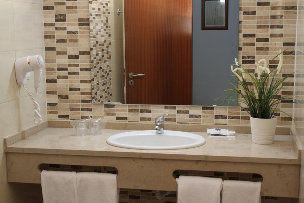 Standard Double or Twin Room - Photo 6