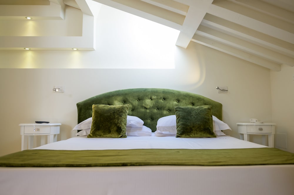 Panoramic Suite, Jetted Tub photo 3