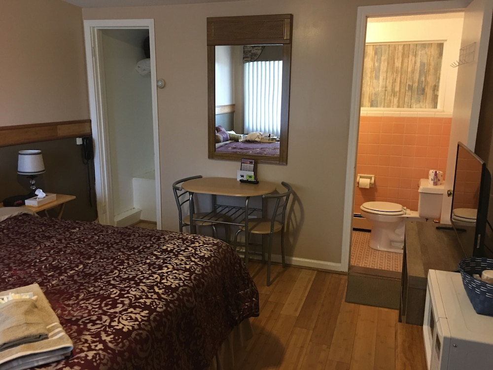 Classic Room, 1 Queen Bed, Refrigerator & Microwave, Lake View photo 2