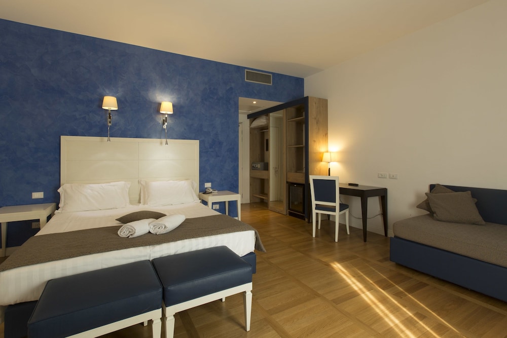 Deluxe Quadruple Room thumbnail 6