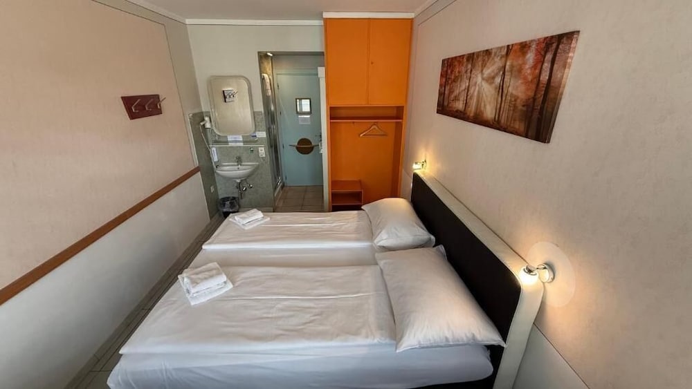 Economy Double Room, Private Bathroom photo 3