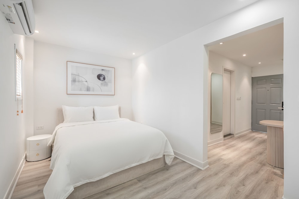 Premier Studio Suite, 1 Queen Bed, Bathtub, City View