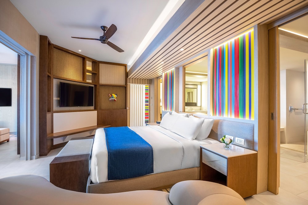 Club One Bedroom Master Swim Up Suite