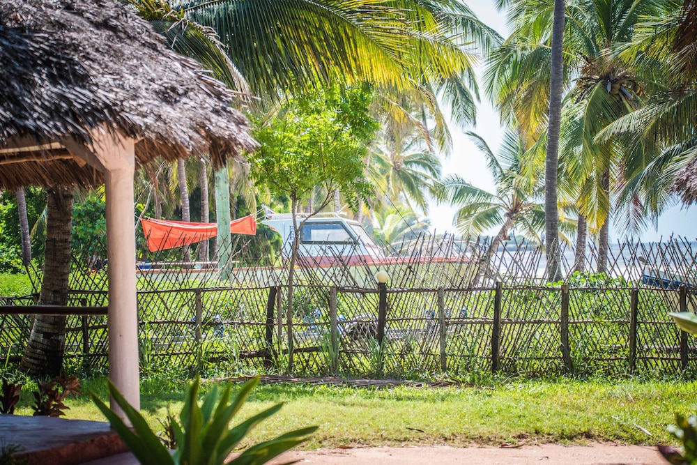 Deluxe Double Room, Multiple Beds, Partial Ocean View, Garden Area