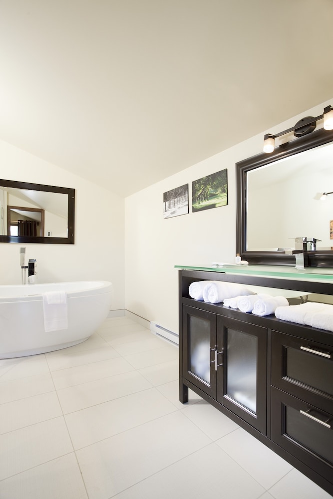 Suite, 1 King Bed (Panache) photo 3