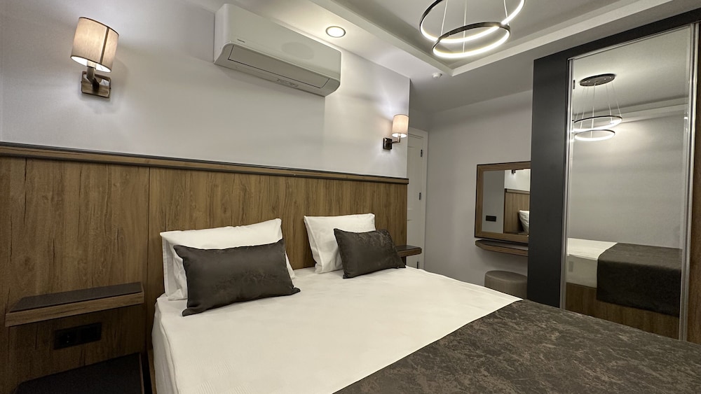 Senior Room, Multiple Beds thumbnail 5