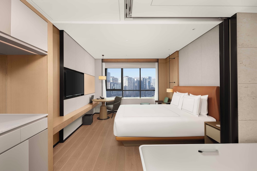 Premier Suite, 1 King Bed, Club Lounge Access, City View - Photo 8