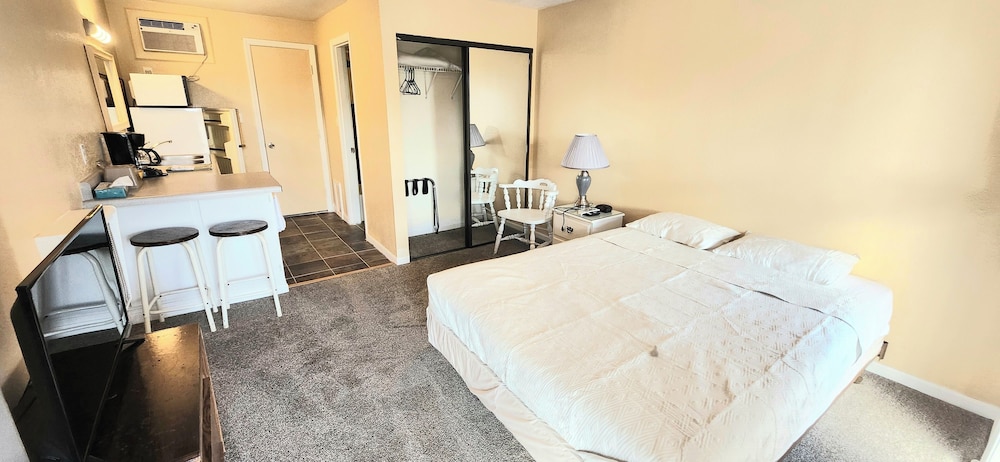 Comfort Studio, 1 Queen Bed photo 1