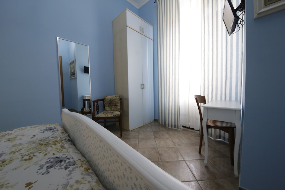 Basic Double Room, 1 Queen Bed, Ensuite photo 1