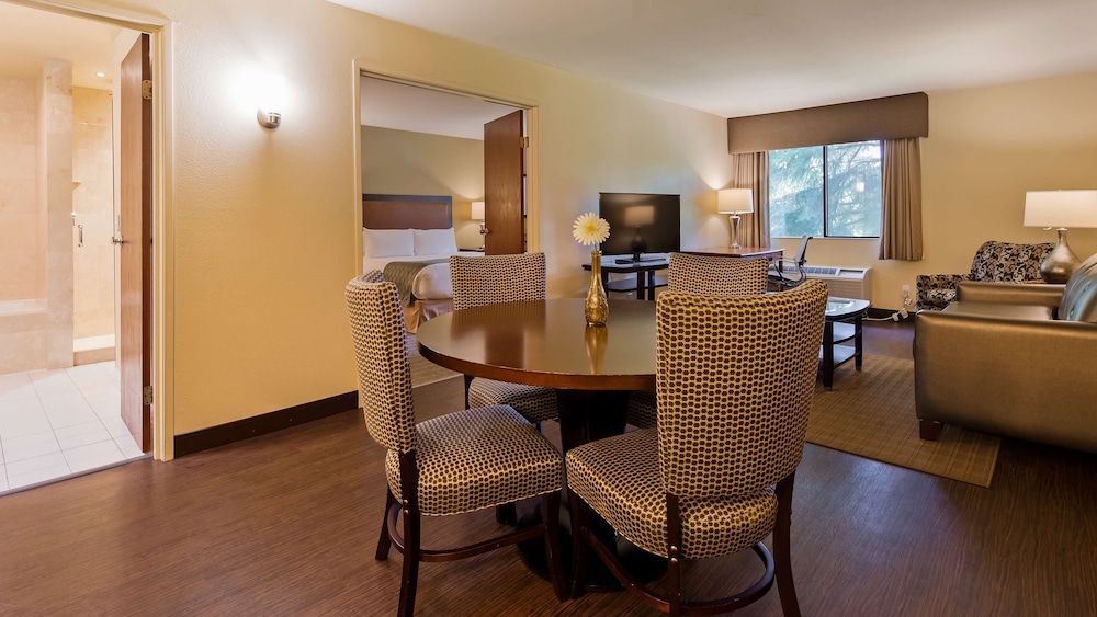 Suite, 1 King Bed, Refrigerator, Golf View photo 1