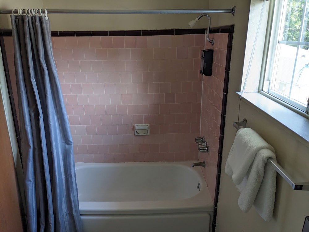 Deluxe Suite - Photo 6
