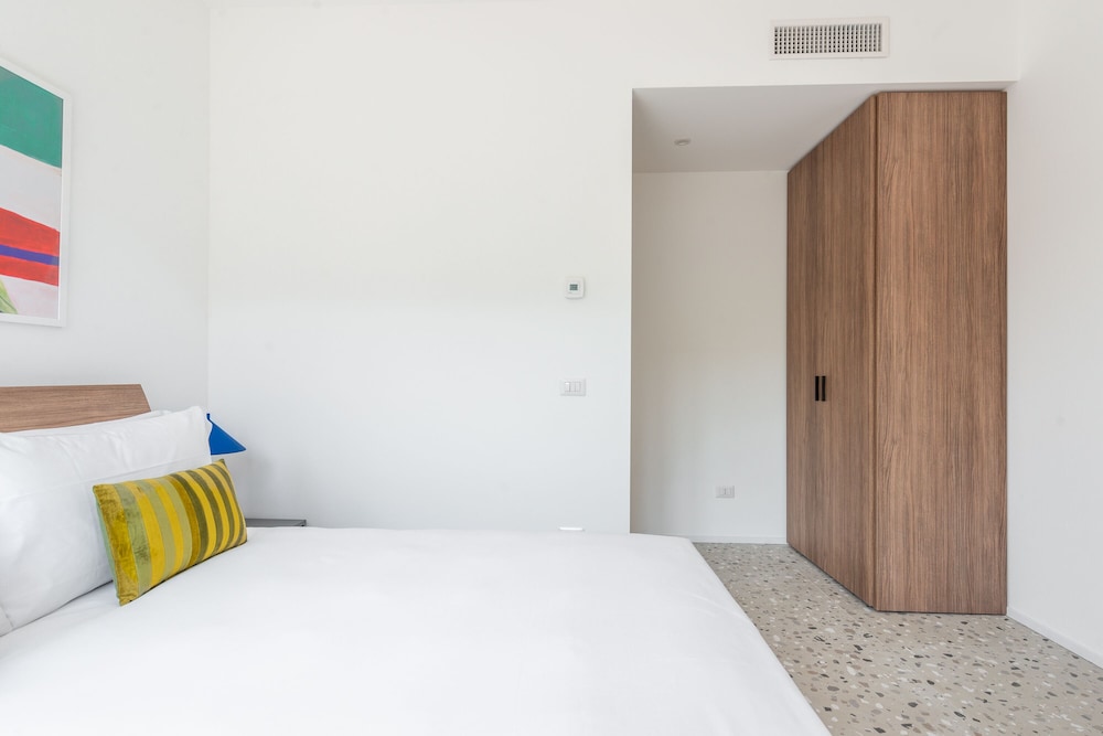 L 1 Bedroom Apartment, Balcony, Sofa Bed photo 2