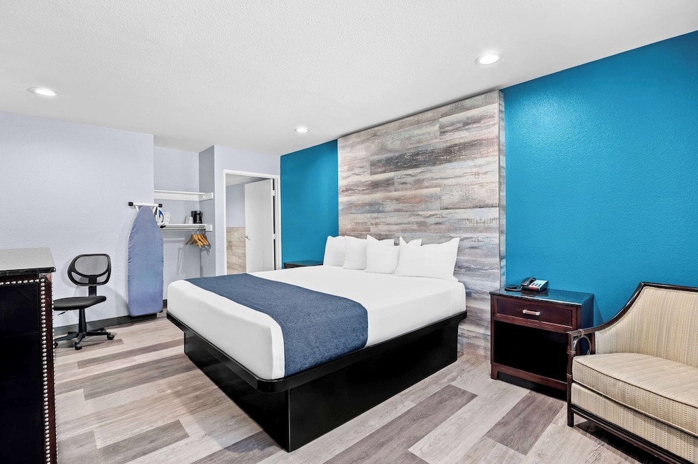 Standard Room, 1 King Bed, Accessible, Refrigerator - Photo 1