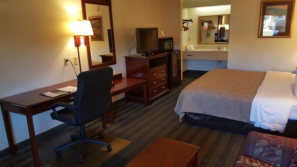 Standard Room, 1 King Bed, Non Smoking - Photo 7
