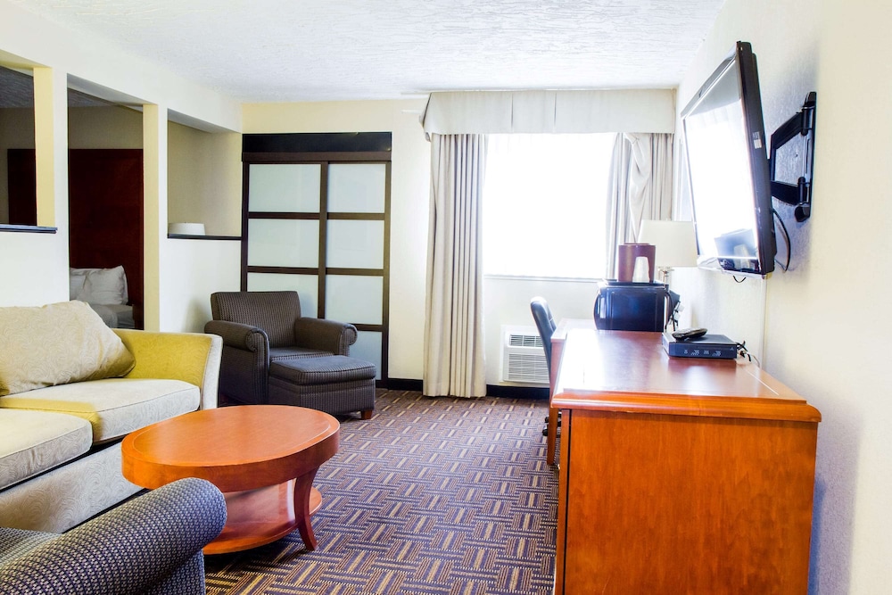 Suite, 1 King Bed, Non Smoking - Photo 2