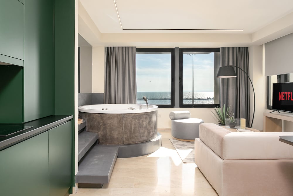Superior Studio Suite, Jetted Tub, Sea View photo 1