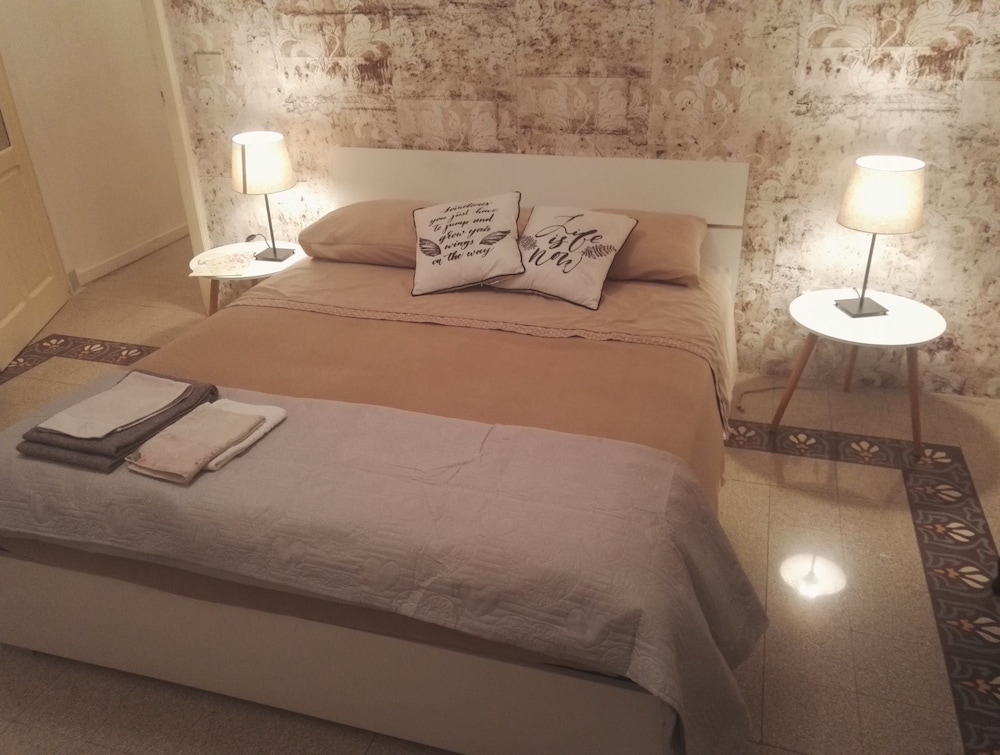 Deluxe Double Room, Shared Bathroom photo 1