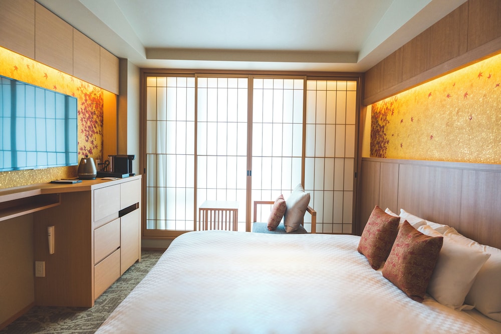 Superior Room, 1 King Bed, Non Smoking, Bathtub - Photo 5