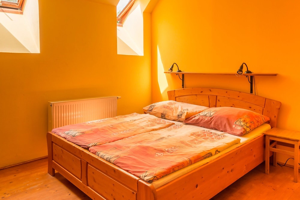 House, Multiple Bedrooms photo 3