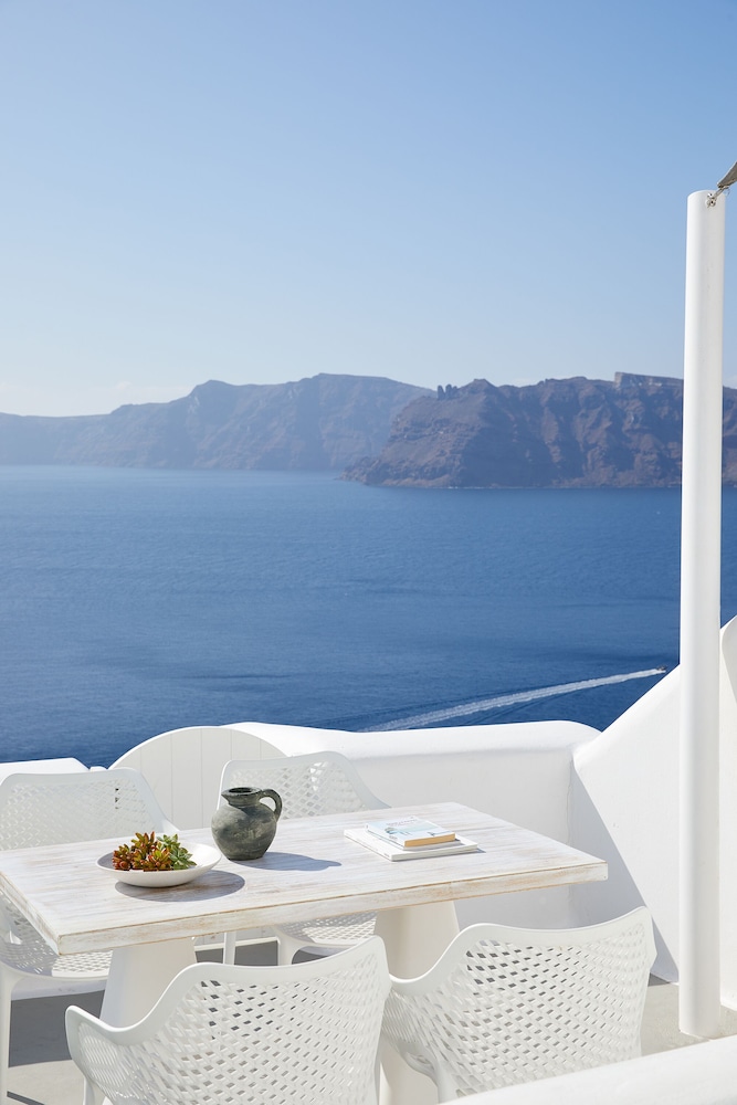 Deluxe Villa with Outdoor Private Heated Pool and Caldera View - Photo 27