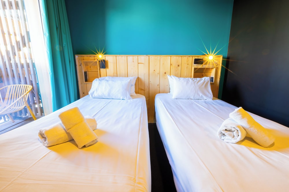 Bed in dormitory of 6 persons with private bathroom photo 3