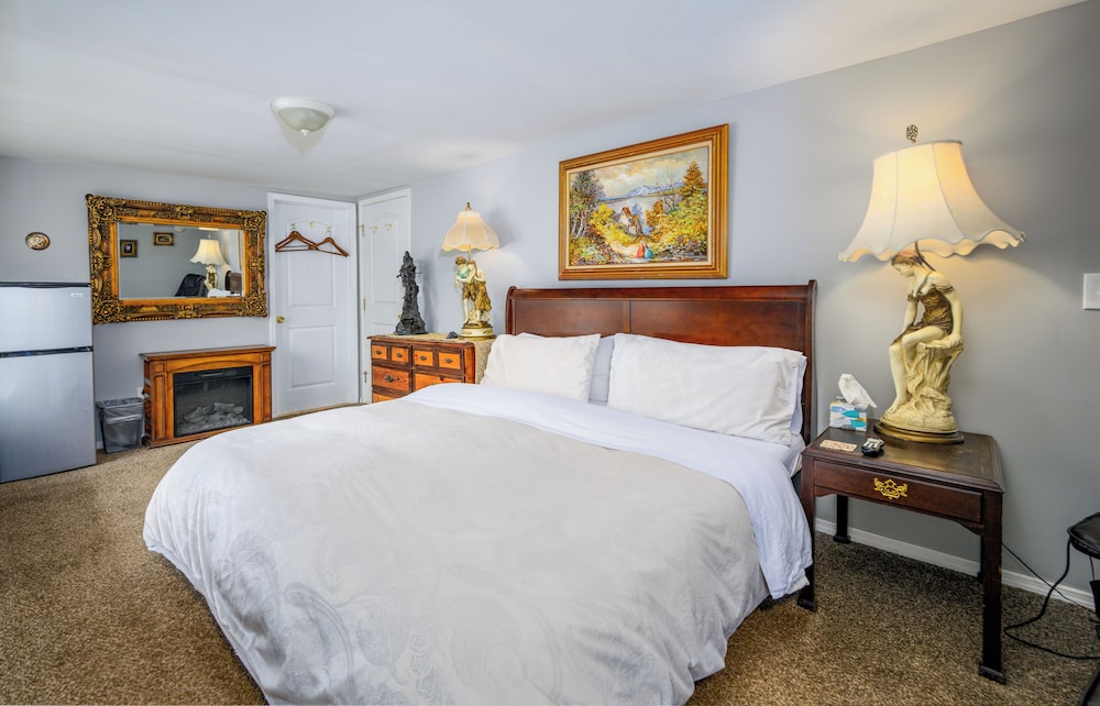 Americana - 1 King Bed, Private Bathroom, Mountain View