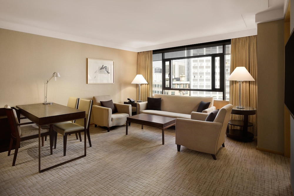 Executive Suite, 1 King Bed, City View