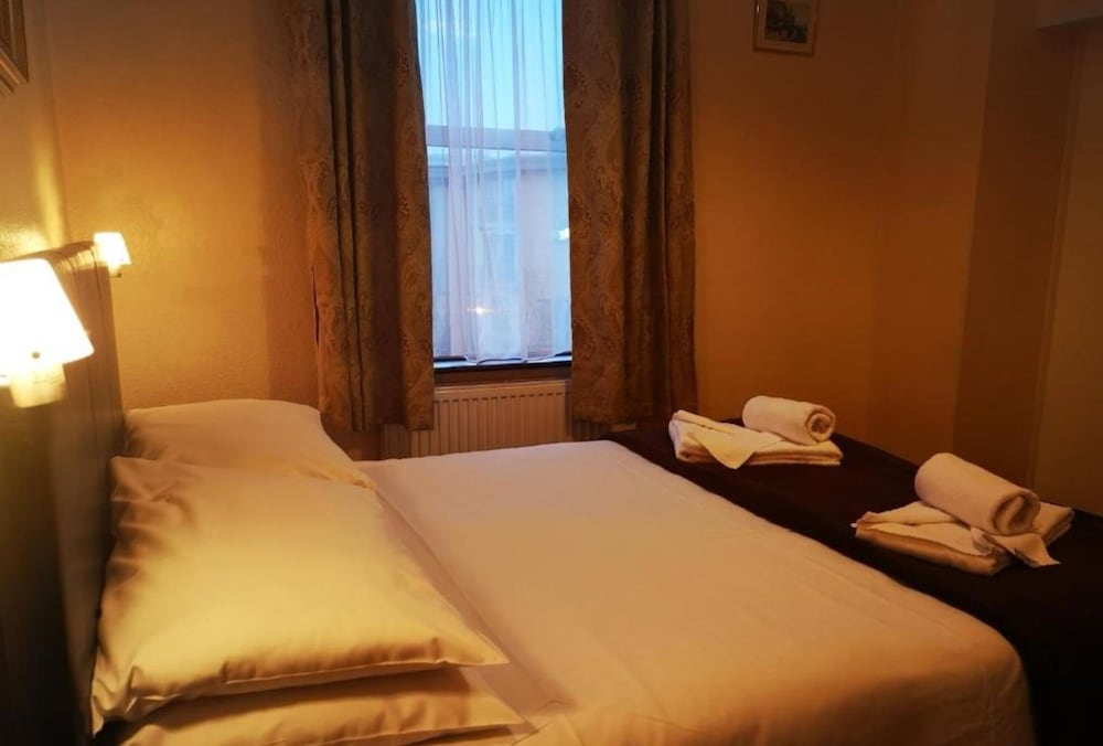 Double Room with Ensuite photo 3