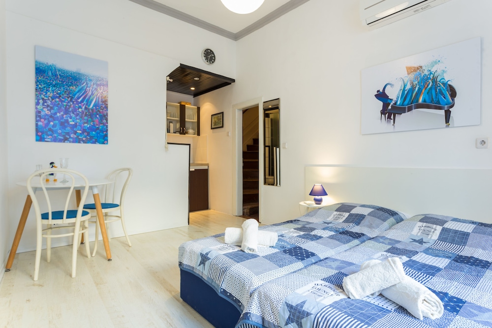 City Studio, 1 Twin Bed, City View