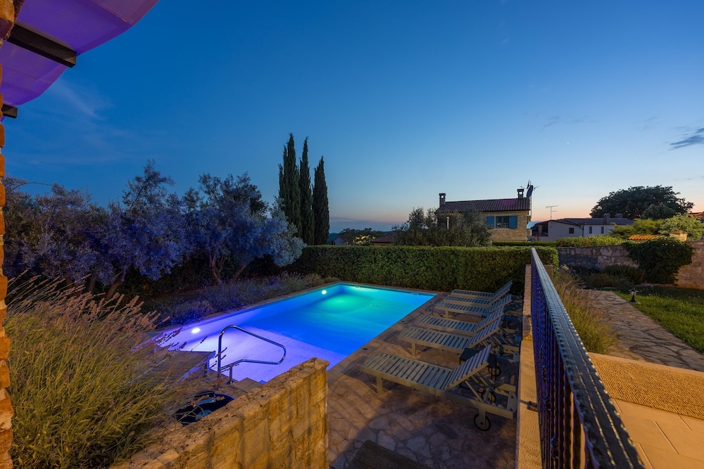 Villa, Smoking photo 3