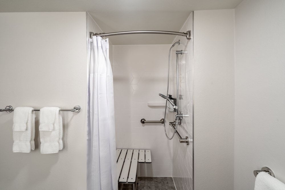 Junior Suite, 1 King Bed, Mobility Accessible (Roll-In Shower) - Photo 3
