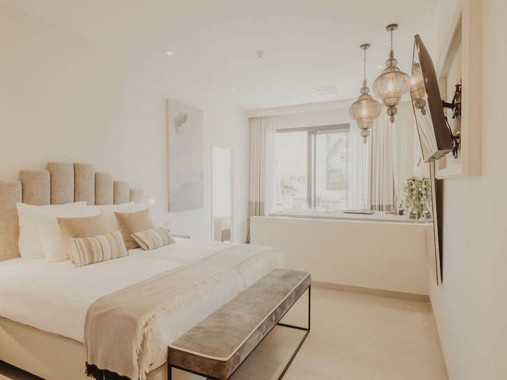 Studio, 2 Bedrooms