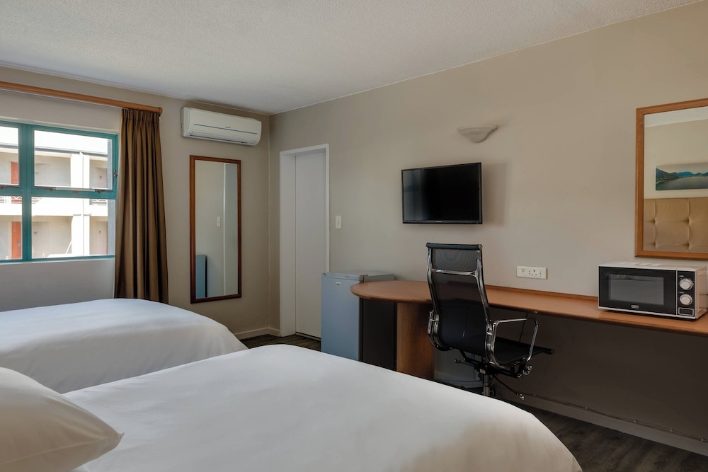 Room, 2 Double Beds, Garden View - Photo 6